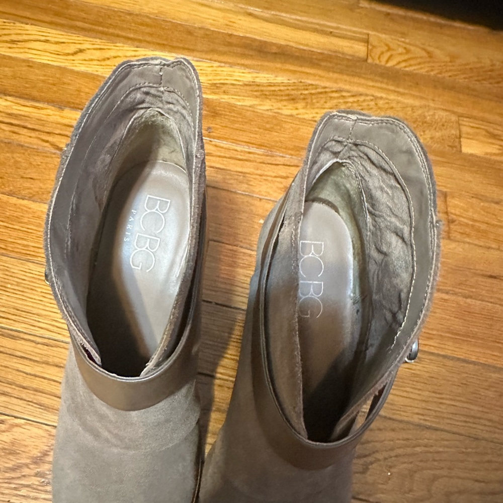 🌺🌸CLOSET BLOWOUT 🌺 BCBG BOOTIES SIZE 10